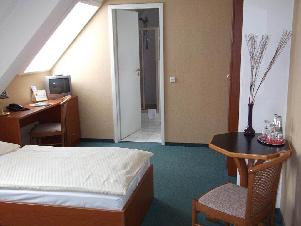 Pension & Cafe Am Kraehenberg Halle  Ngoại thất bức ảnh