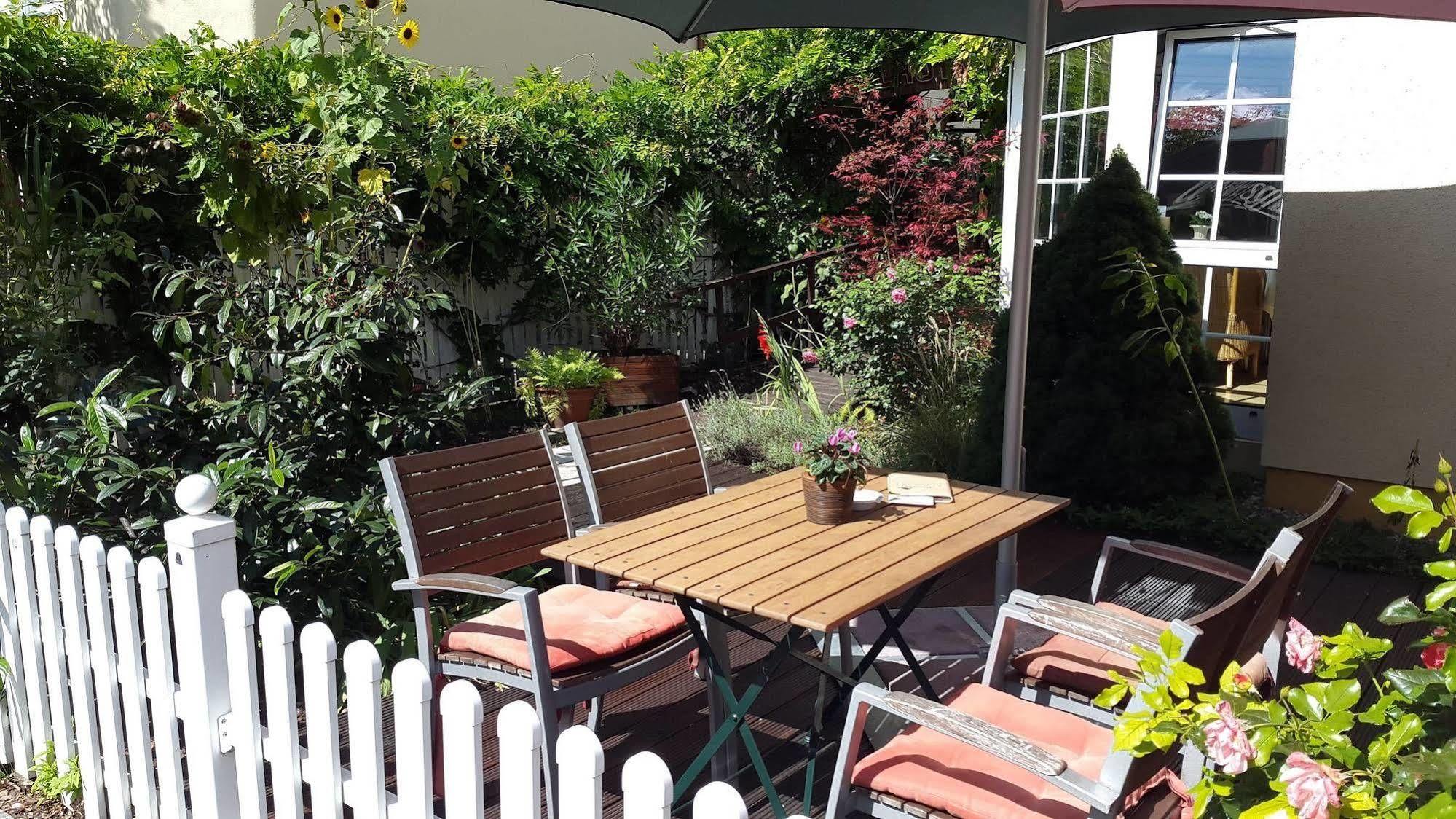 Pension & Cafe Am Kraehenberg Halle  Ngoại thất bức ảnh
